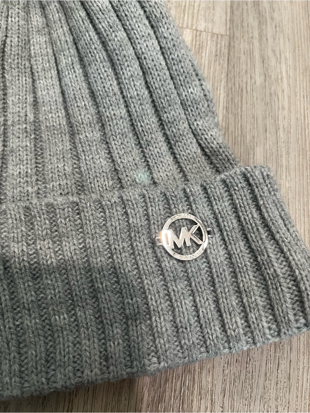 NWT. Michael Kors MK Heather Gray Ribbed Pom Beanie hat with Logo. One size. - Picture 2 of 4